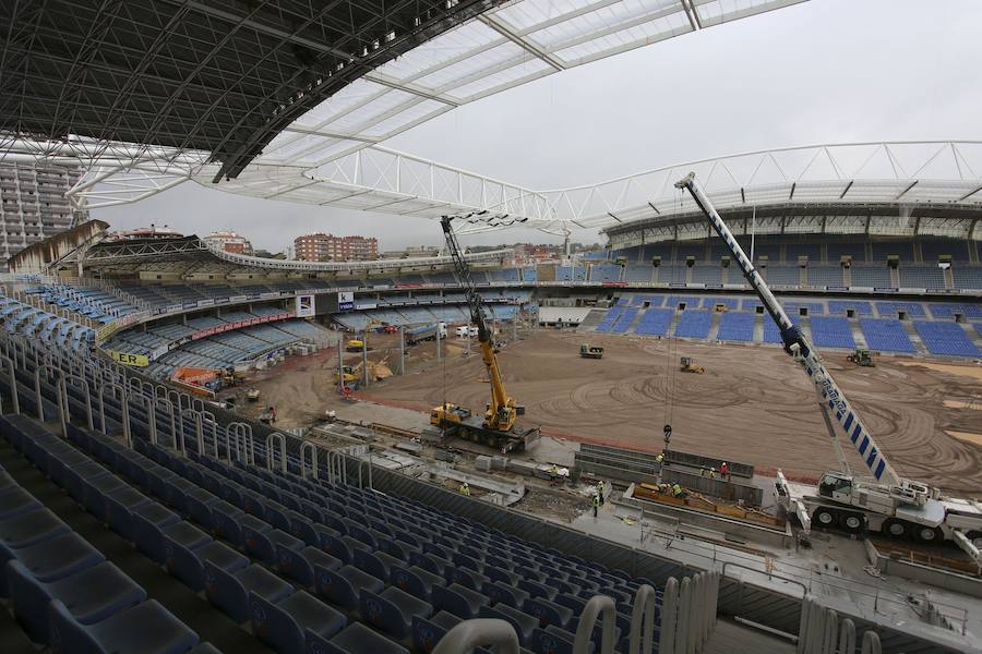El sábado se instaló la primera plancha visible desde el exterior de uno de los elementos más espectaculares del nuevo Anoeta, la cubierta de EFTE que caracterizará al estadio, especialmente de noche cuando se iluminará de azul y le dará una imagen espectacular. 