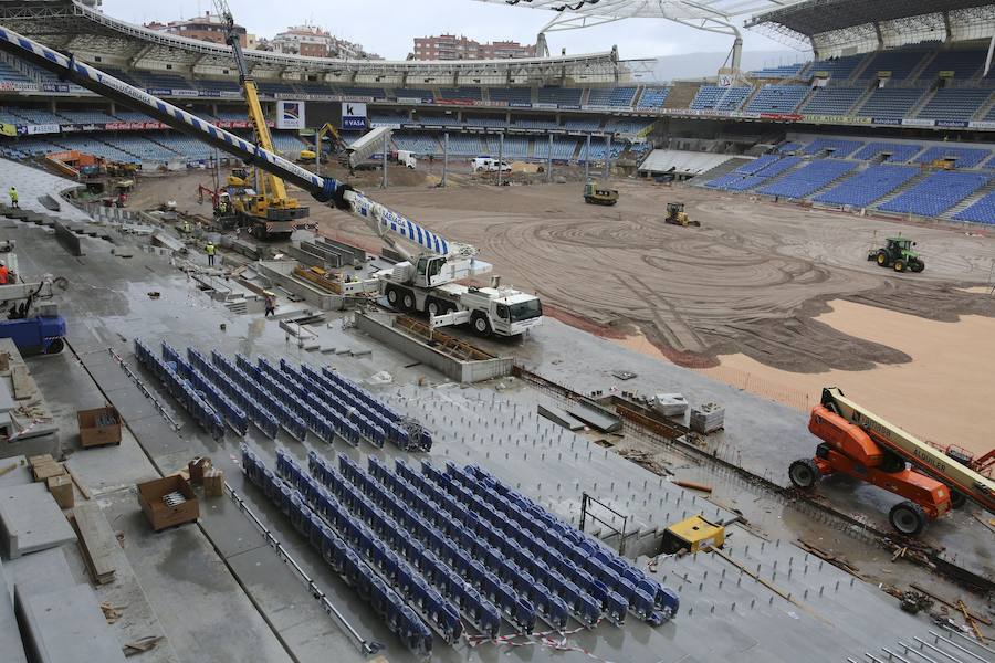 El sábado se instaló la primera plancha visible desde el exterior de uno de los elementos más espectaculares del nuevo Anoeta, la cubierta de EFTE que caracterizará al estadio, especialmente de noche cuando se iluminará de azul y le dará una imagen espectacular. 