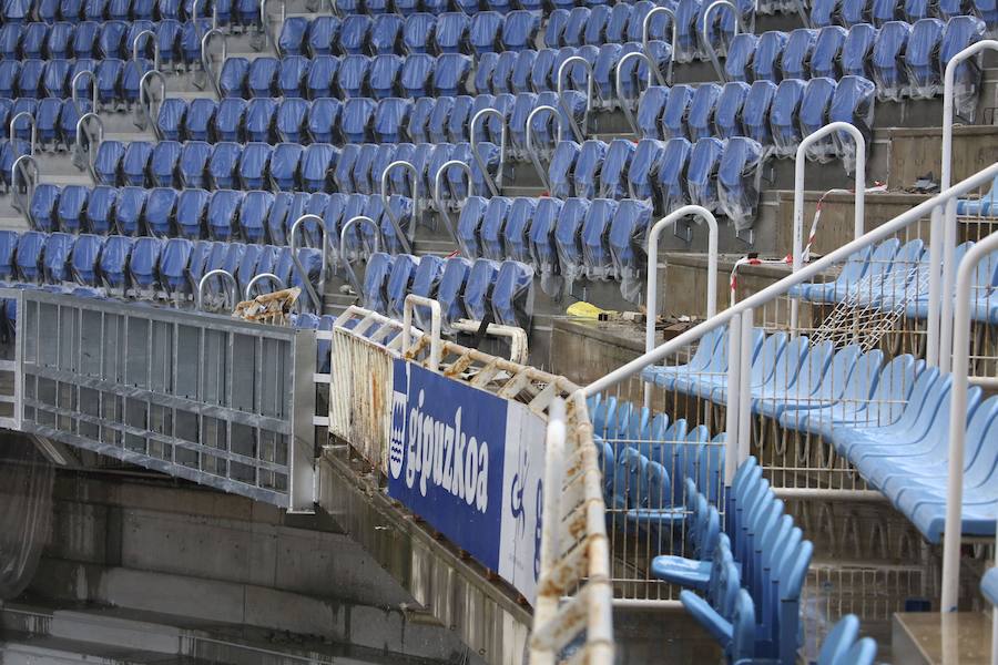 El sábado se instaló la primera plancha visible desde el exterior de uno de los elementos más espectaculares del nuevo Anoeta, la cubierta de EFTE que caracterizará al estadio, especialmente de noche cuando se iluminará de azul y le dará una imagen espectacular. 