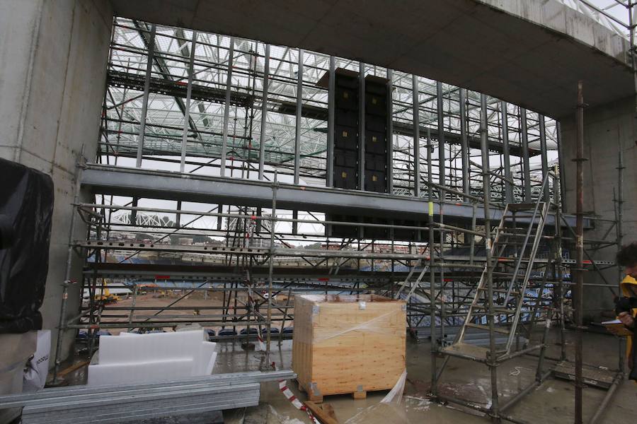 El sábado se instaló la primera plancha visible desde el exterior de uno de los elementos más espectaculares del nuevo Anoeta, la cubierta de EFTE que caracterizará al estadio, especialmente de noche cuando se iluminará de azul y le dará una imagen espectacular. 
