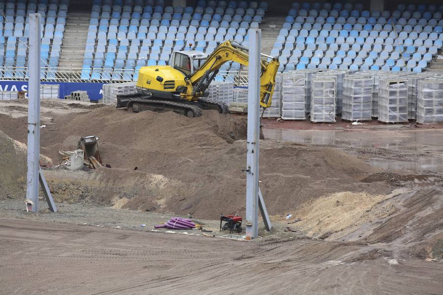 El sábado se instaló la primera plancha visible desde el exterior de uno de los elementos más espectaculares del nuevo Anoeta, la cubierta de EFTE que caracterizará al estadio, especialmente de noche cuando se iluminará de azul y le dará una imagen espectacular. 