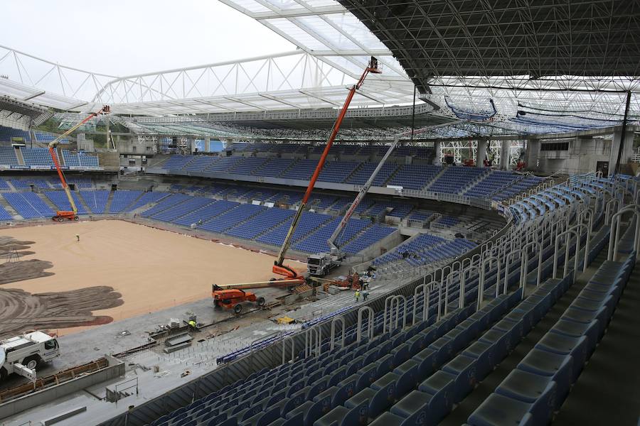El sábado se instaló la primera plancha visible desde el exterior de uno de los elementos más espectaculares del nuevo Anoeta, la cubierta de EFTE que caracterizará al estadio, especialmente de noche cuando se iluminará de azul y le dará una imagen espectacular. 