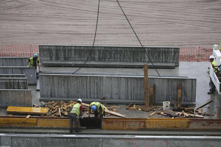 El sábado se instaló la primera plancha visible desde el exterior de uno de los elementos más espectaculares del nuevo Anoeta, la cubierta de EFTE que caracterizará al estadio, especialmente de noche cuando se iluminará de azul y le dará una imagen espectacular. 