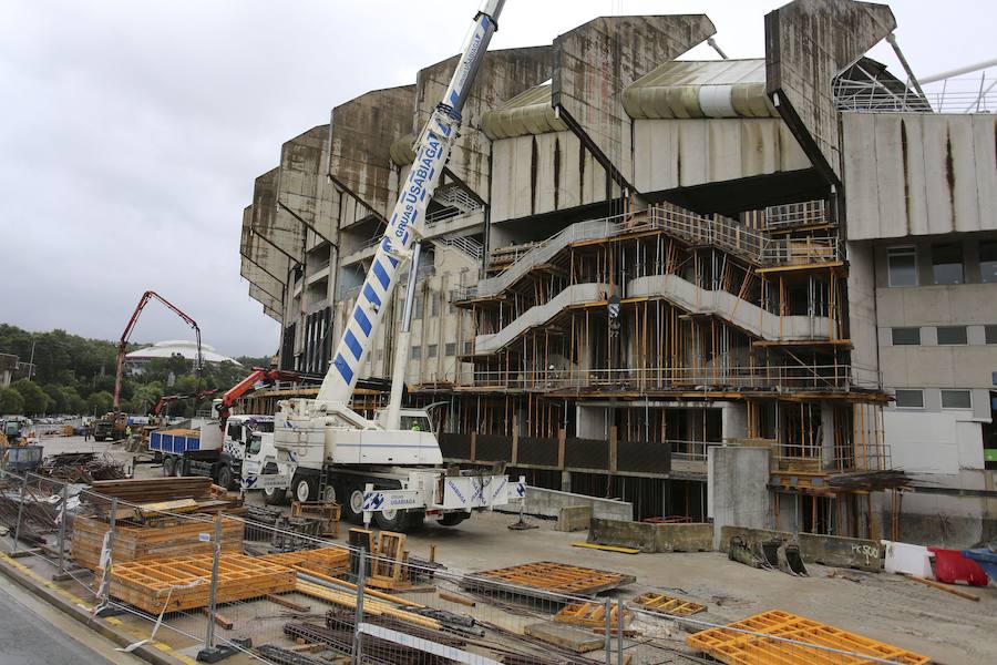 El sábado se instaló la primera plancha visible desde el exterior de uno de los elementos más espectaculares del nuevo Anoeta, la cubierta de EFTE que caracterizará al estadio, especialmente de noche cuando se iluminará de azul y le dará una imagen espectacular. 
