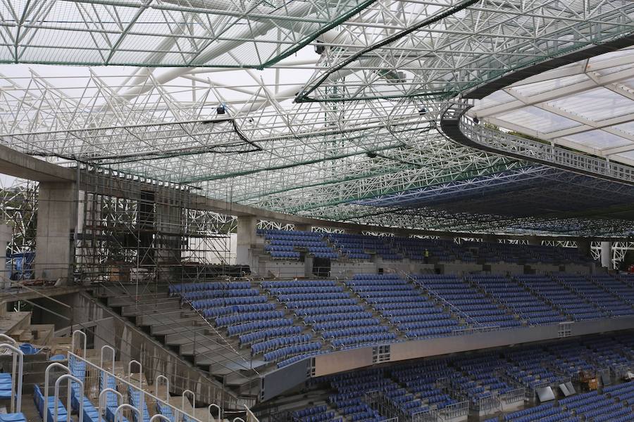 El sábado se instaló la primera plancha visible desde el exterior de uno de los elementos más espectaculares del nuevo Anoeta, la cubierta de EFTE que caracterizará al estadio, especialmente de noche cuando se iluminará de azul y le dará una imagen espectacular. 