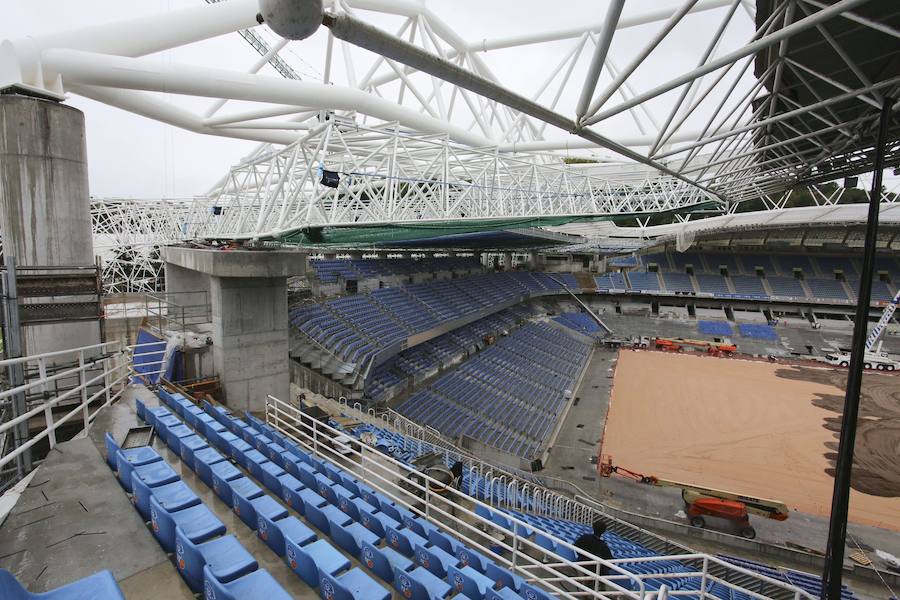 El sábado se instaló la primera plancha visible desde el exterior de uno de los elementos más espectaculares del nuevo Anoeta, la cubierta de EFTE que caracterizará al estadio, especialmente de noche cuando se iluminará de azul y le dará una imagen espectacular. 