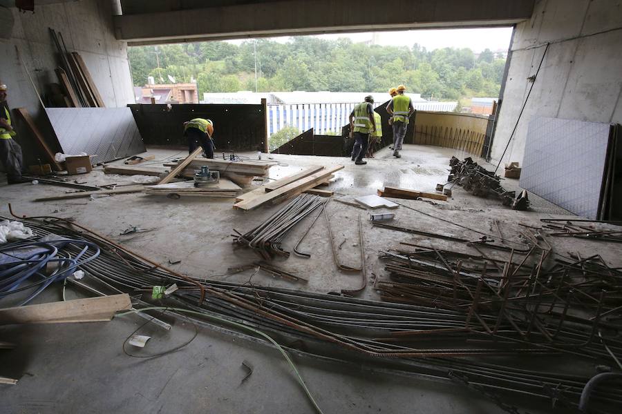 El sábado se instaló la primera plancha visible desde el exterior de uno de los elementos más espectaculares del nuevo Anoeta, la cubierta de EFTE que caracterizará al estadio, especialmente de noche cuando se iluminará de azul y le dará una imagen espectacular. 