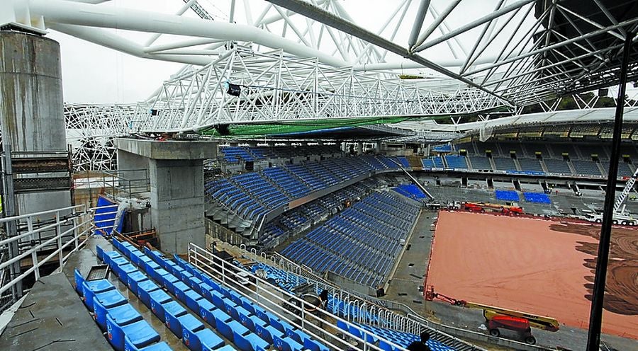El sábado se instaló la primera plancha visible desde el exterior de uno de los elementos más espectaculares del nuevo Anoeta, la cubierta de EFTE que caracterizará al estadio, especialmente de noche cuando se iluminará de azul y le dará una imagen espectacular. 