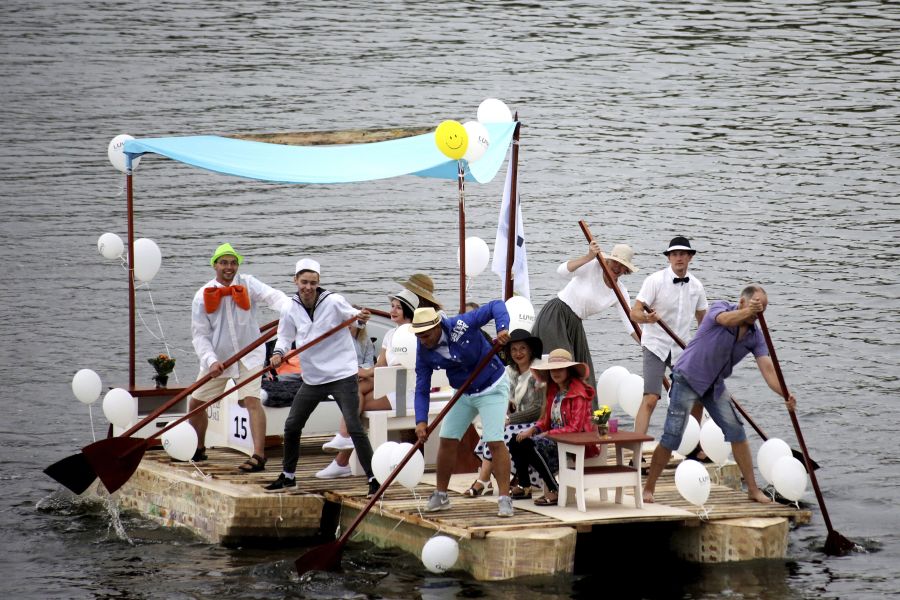 Los vecinos de Jelga, Letonia, participan en una tradicional carrera marítima donde los participantes construyen sus propias embarcaciones con más de 2000 cartones vacíos de leche.