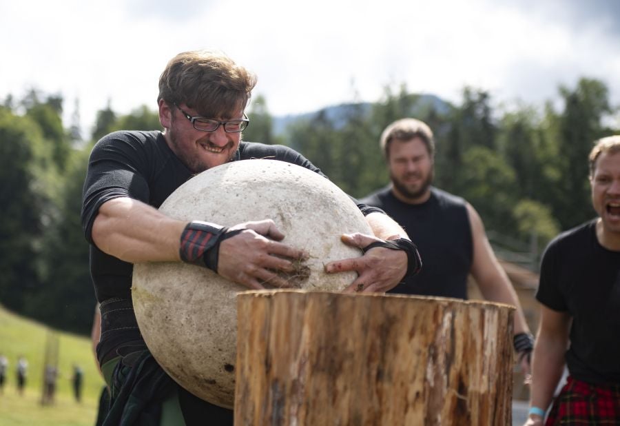 En Schliersee, Baviera, los participantes de Alemania, Suiza y Austria miden sus fuerzas en once disciplinas diferentes, dentro del VII Highland Games Schliersee.