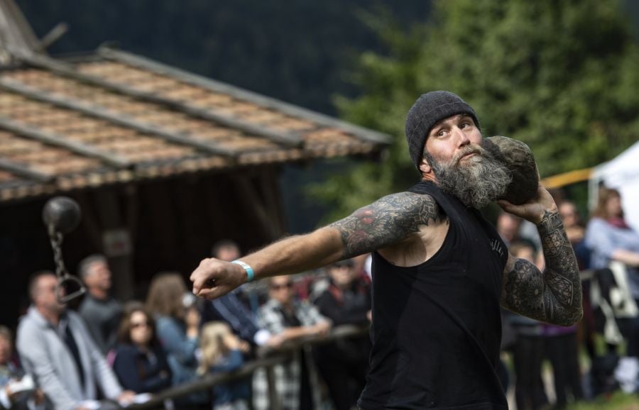 En Schliersee, Baviera, los participantes de Alemania, Suiza y Austria miden sus fuerzas en once disciplinas diferentes, dentro del VII Highland Games Schliersee.