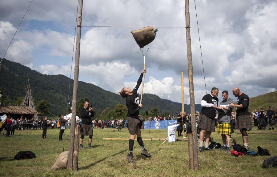 En Schliersee, Baviera, los participantes de Alemania, Suiza y Austria miden sus fuerzas en once disciplinas diferentes, dentro del VII Highland Games Schliersee.