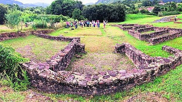 Los restos de la casa romana de 600 metros cuadrados de Forua, con visitantes en la zona que correspondería al patio central.