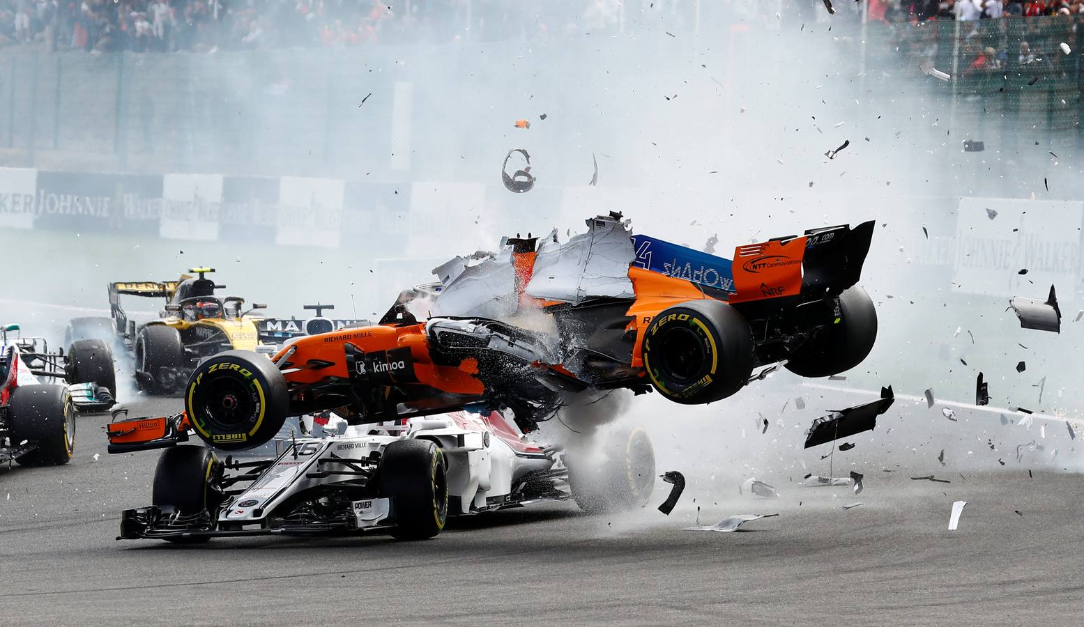 Fotos: Las imágenes del brutal accidente de Fernando Alonso