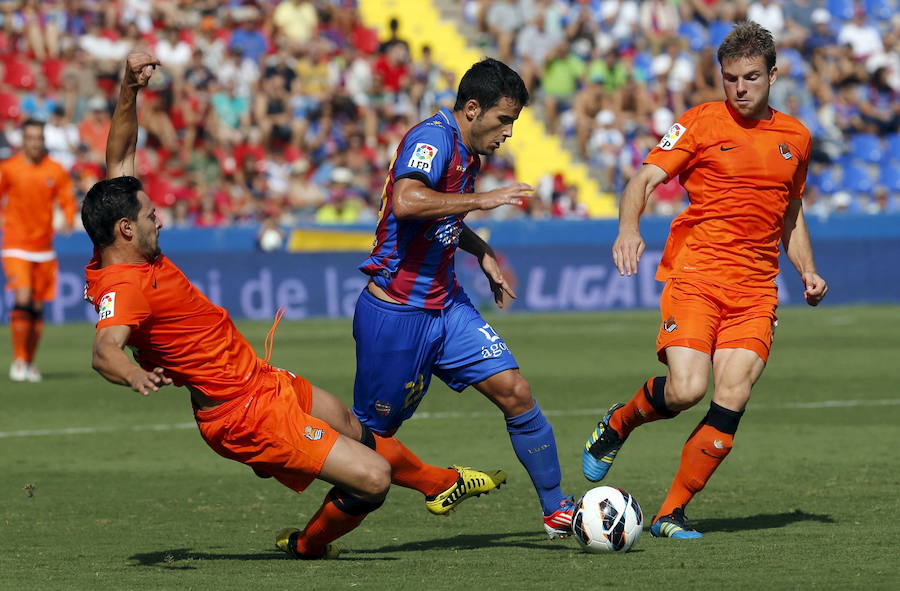 2012. De la Bella e Illarramendi intentan hacerse con el balon en el partido de la Real Sociedad ante el Levante.