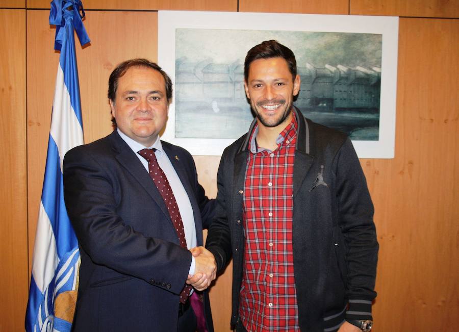 2014. De la Bella y el presidente del club, Jokin Aperribay, celebran haber renovado el contrato del jugador con el equipo txuri-urdin hasta el 2018.