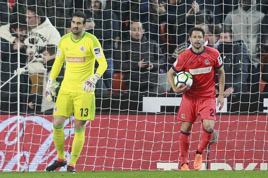 2018. De la Bella en el partido de fútbol entre la Real Sociedad y el Valencia junto a su compañero txuri-uridin Toño Ramírez.