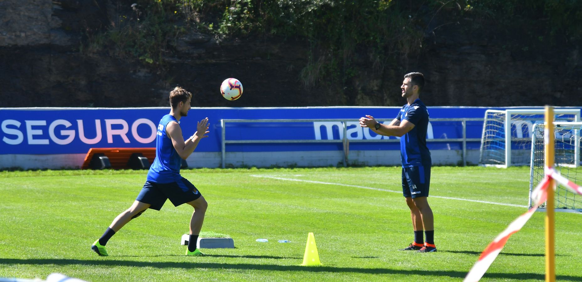 Navas y Moya se incorporan al primer entrenamiento de la semana con el que los realistas preparan el derbi contra el Eibar el viernes en Ipurua (22.00 horas). El inicio de la sesión estaba anunciado a las 10.30 horas pero no ha sido hasta las 11.45 cuando los 22 futbolistas que se entrenan a las órdenes de Asier Garitano han aparecido por la bocana de vestuarios.