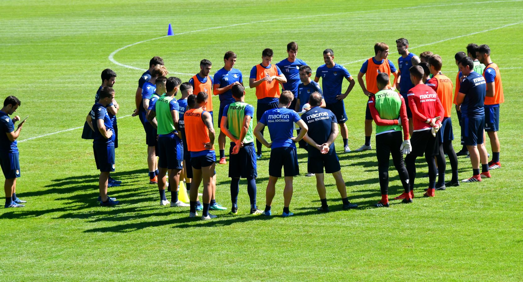 Navas y Moya se incorporan al primer entrenamiento de la semana con el que los realistas preparan el derbi contra el Eibar el viernes en Ipurua (22.00 horas). El inicio de la sesión estaba anunciado a las 10.30 horas pero no ha sido hasta las 11.45 cuando los 22 futbolistas que se entrenan a las órdenes de Asier Garitano han aparecido por la bocana de vestuarios.