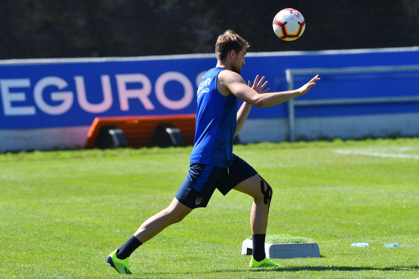 Navas y Moya se incorporan al primer entrenamiento de la semana con el que los realistas preparan el derbi contra el Eibar el viernes en Ipurua (22.00 horas). El inicio de la sesión estaba anunciado a las 10.30 horas pero no ha sido hasta las 11.45 cuando los 22 futbolistas que se entrenan a las órdenes de Asier Garitano han aparecido por la bocana de vestuarios.