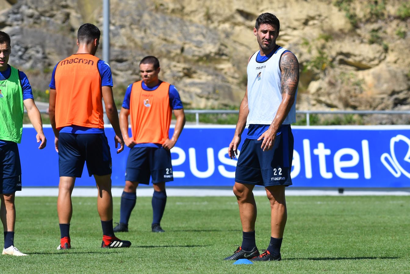 Navas y Moya se incorporan al primer entrenamiento de la semana con el que los realistas preparan el derbi contra el Eibar el viernes en Ipurua (22.00 horas). El inicio de la sesión estaba anunciado a las 10.30 horas pero no ha sido hasta las 11.45 cuando los 22 futbolistas que se entrenan a las órdenes de Asier Garitano han aparecido por la bocana de vestuarios.