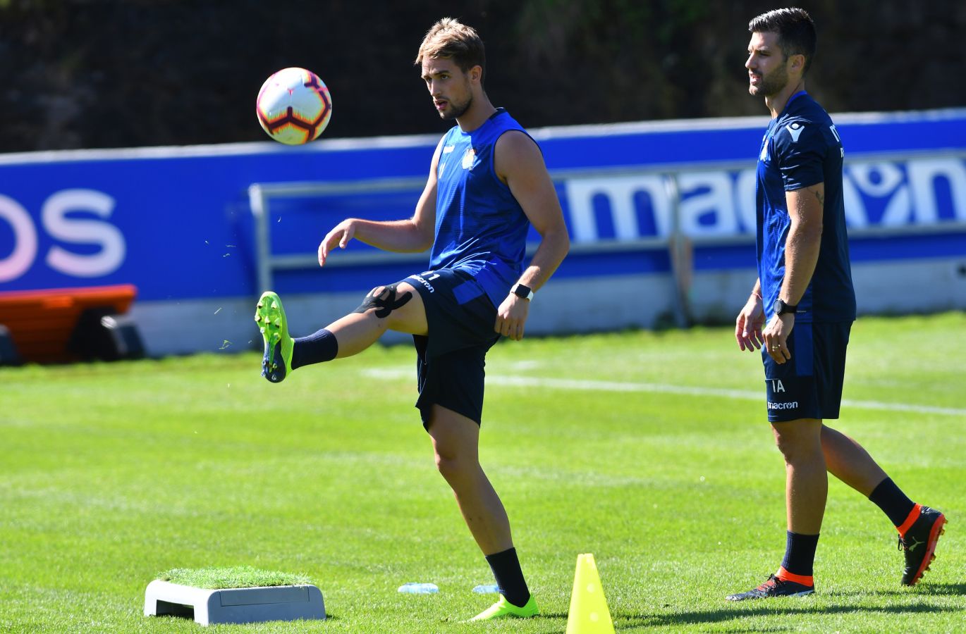 Navas y Moya se incorporan al primer entrenamiento de la semana con el que los realistas preparan el derbi contra el Eibar el viernes en Ipurua (22.00 horas). El inicio de la sesión estaba anunciado a las 10.30 horas pero no ha sido hasta las 11.45 cuando los 22 futbolistas que se entrenan a las órdenes de Asier Garitano han aparecido por la bocana de vestuarios.
