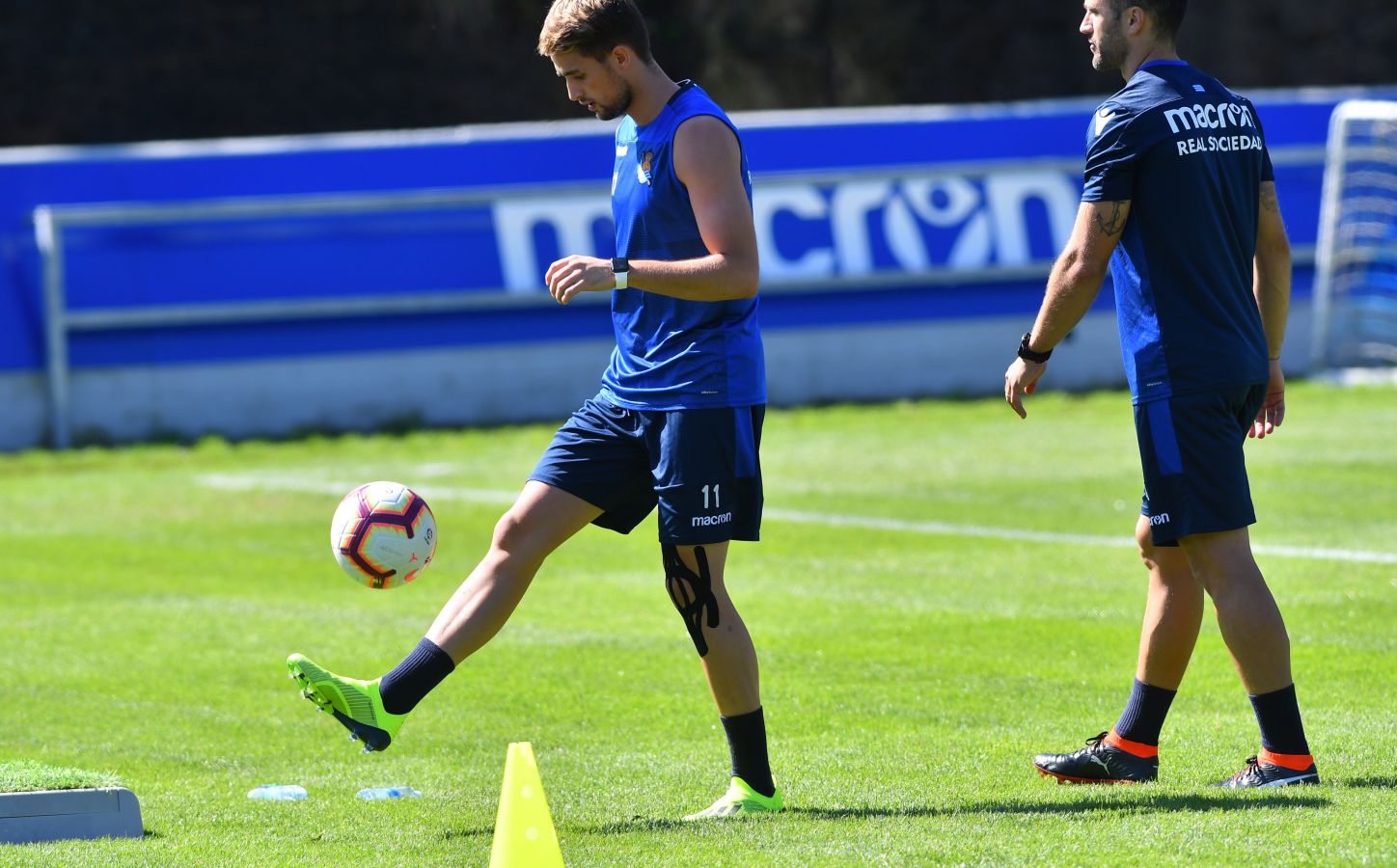 Navas y Moya se incorporan al primer entrenamiento de la semana con el que los realistas preparan el derbi contra el Eibar el viernes en Ipurua (22.00 horas). El inicio de la sesión estaba anunciado a las 10.30 horas pero no ha sido hasta las 11.45 cuando los 22 futbolistas que se entrenan a las órdenes de Asier Garitano han aparecido por la bocana de vestuarios.
