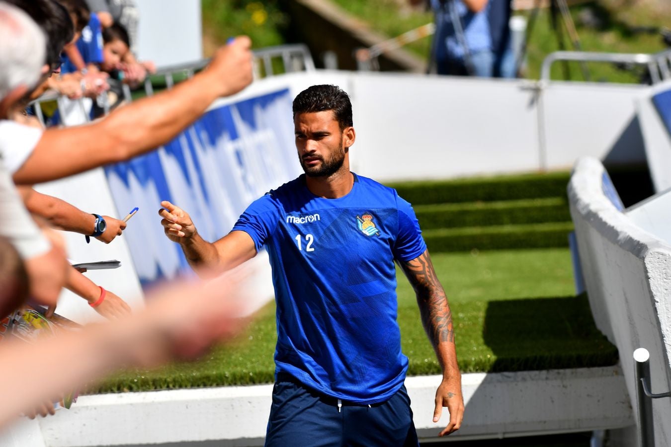Navas y Moya se incorporan al primer entrenamiento de la semana con el que los realistas preparan el derbi contra el Eibar el viernes en Ipurua (22.00 horas). El inicio de la sesión estaba anunciado a las 10.30 horas pero no ha sido hasta las 11.45 cuando los 22 futbolistas que se entrenan a las órdenes de Asier Garitano han aparecido por la bocana de vestuarios.