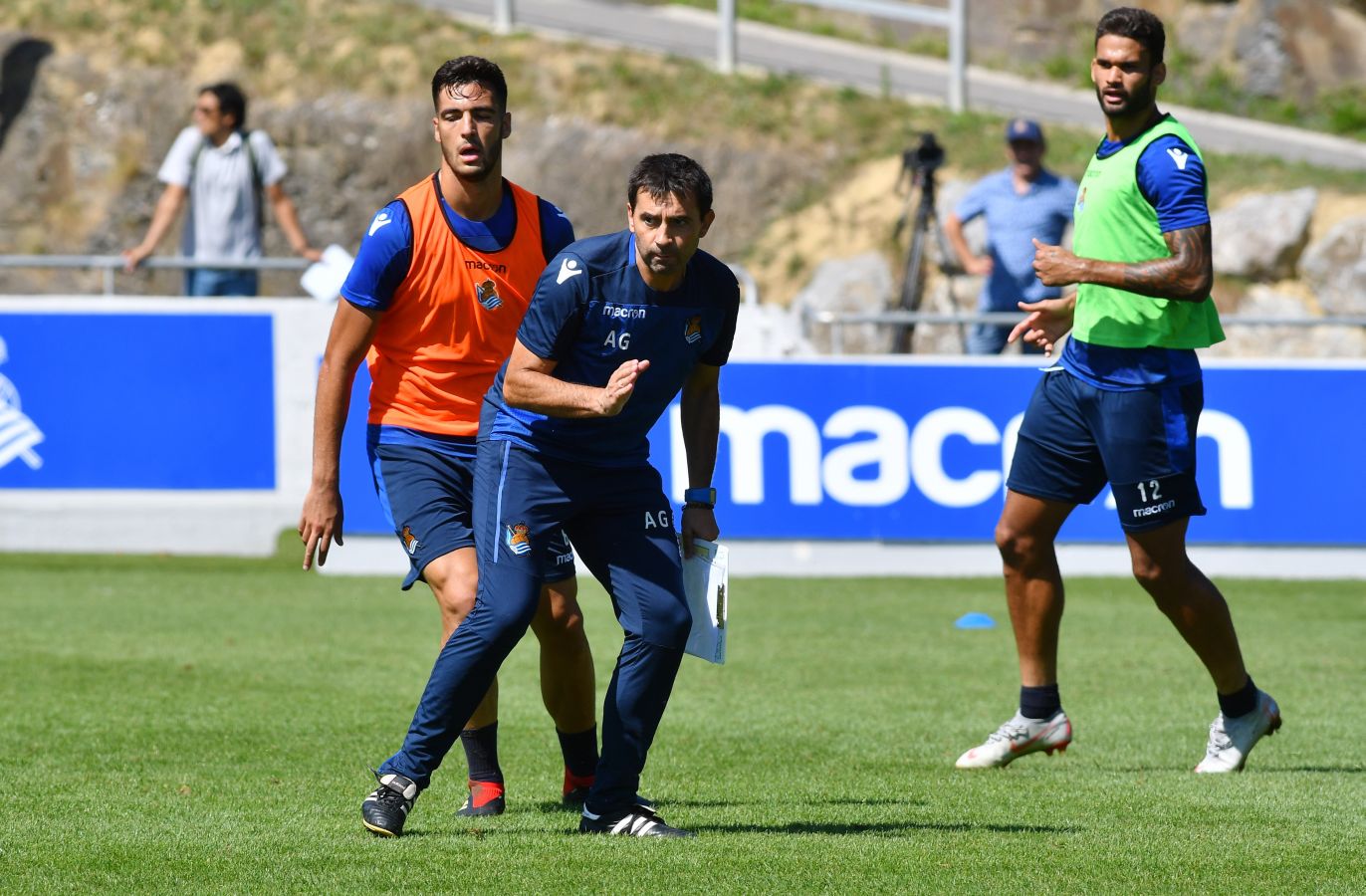 Navas y Moya se incorporan al primer entrenamiento de la semana con el que los realistas preparan el derbi contra el Eibar el viernes en Ipurua (22.00 horas). El inicio de la sesión estaba anunciado a las 10.30 horas pero no ha sido hasta las 11.45 cuando los 22 futbolistas que se entrenan a las órdenes de Asier Garitano han aparecido por la bocana de vestuarios.