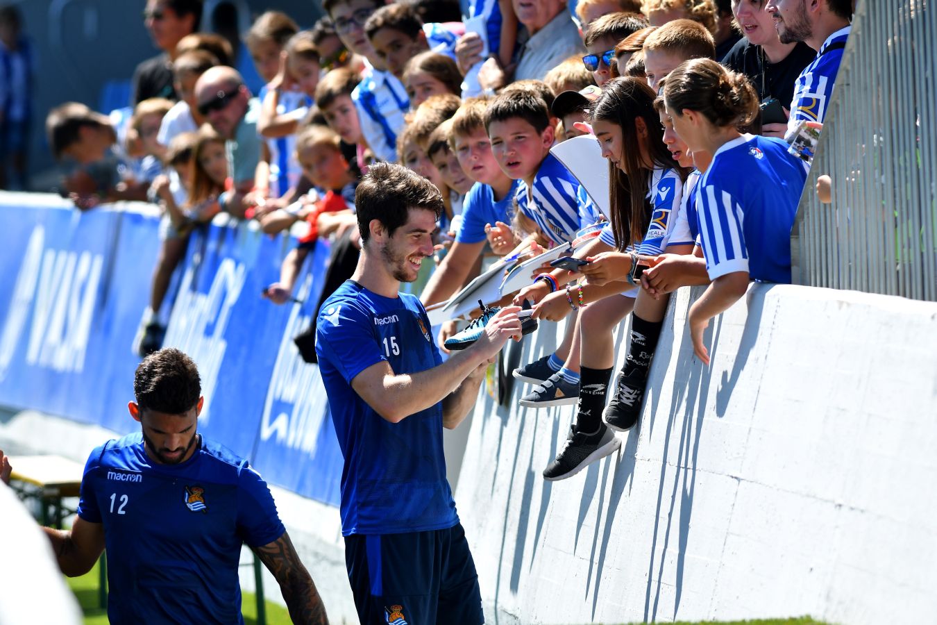 Navas y Moya se incorporan al primer entrenamiento de la semana con el que los realistas preparan el derbi contra el Eibar el viernes en Ipurua (22.00 horas). El inicio de la sesión estaba anunciado a las 10.30 horas pero no ha sido hasta las 11.45 cuando los 22 futbolistas que se entrenan a las órdenes de Asier Garitano han aparecido por la bocana de vestuarios.
