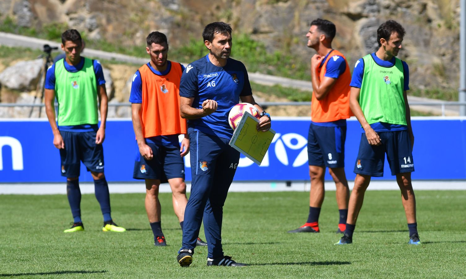 Navas y Moya se incorporan al primer entrenamiento de la semana con el que los realistas preparan el derbi contra el Eibar el viernes en Ipurua (22.00 horas). El inicio de la sesión estaba anunciado a las 10.30 horas pero no ha sido hasta las 11.45 cuando los 22 futbolistas que se entrenan a las órdenes de Asier Garitano han aparecido por la bocana de vestuarios.