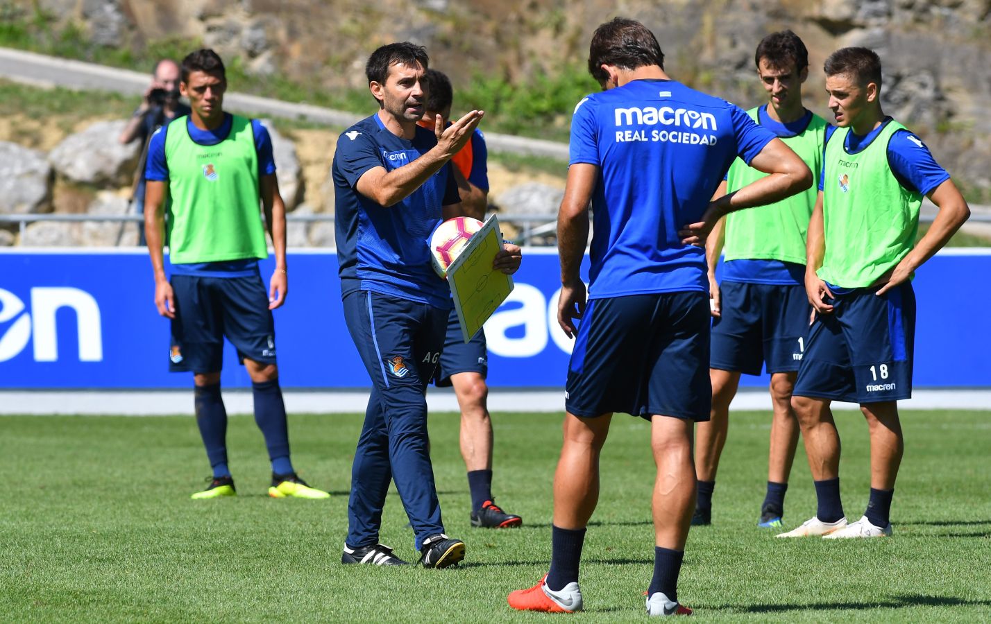 Navas y Moya se incorporan al primer entrenamiento de la semana con el que los realistas preparan el derbi contra el Eibar el viernes en Ipurua (22.00 horas). El inicio de la sesión estaba anunciado a las 10.30 horas pero no ha sido hasta las 11.45 cuando los 22 futbolistas que se entrenan a las órdenes de Asier Garitano han aparecido por la bocana de vestuarios.