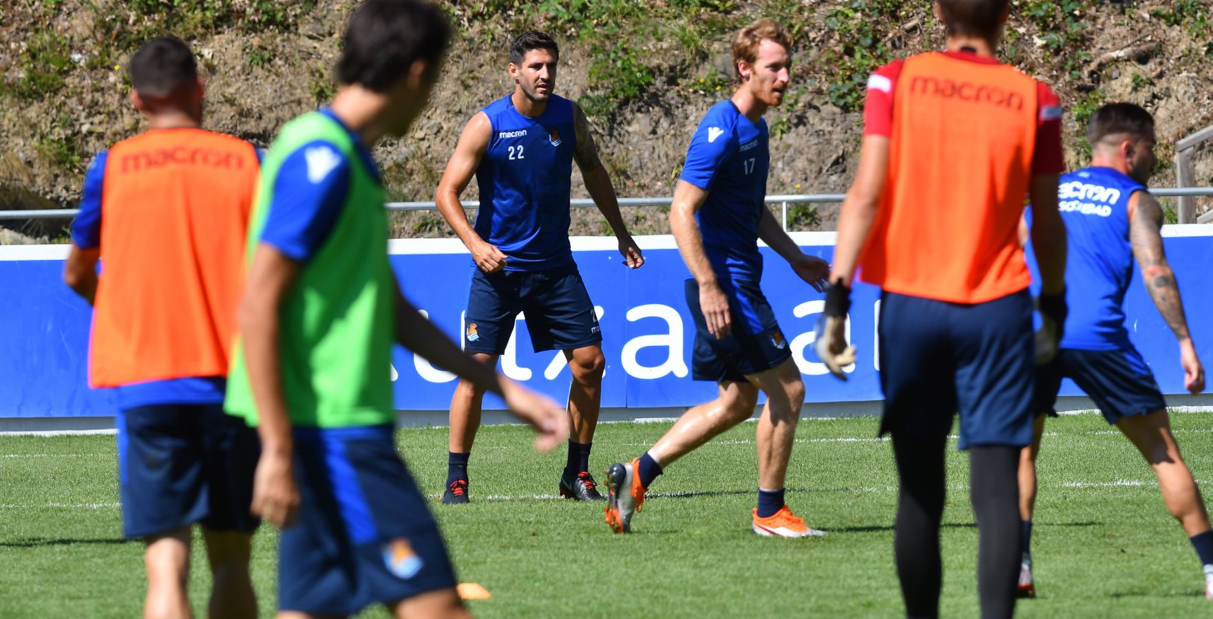 Navas y Moya se incorporan al primer entrenamiento de la semana con el que los realistas preparan el derbi contra el Eibar el viernes en Ipurua (22.00 horas). El inicio de la sesión estaba anunciado a las 10.30 horas pero no ha sido hasta las 11.45 cuando los 22 futbolistas que se entrenan a las órdenes de Asier Garitano han aparecido por la bocana de vestuarios.
