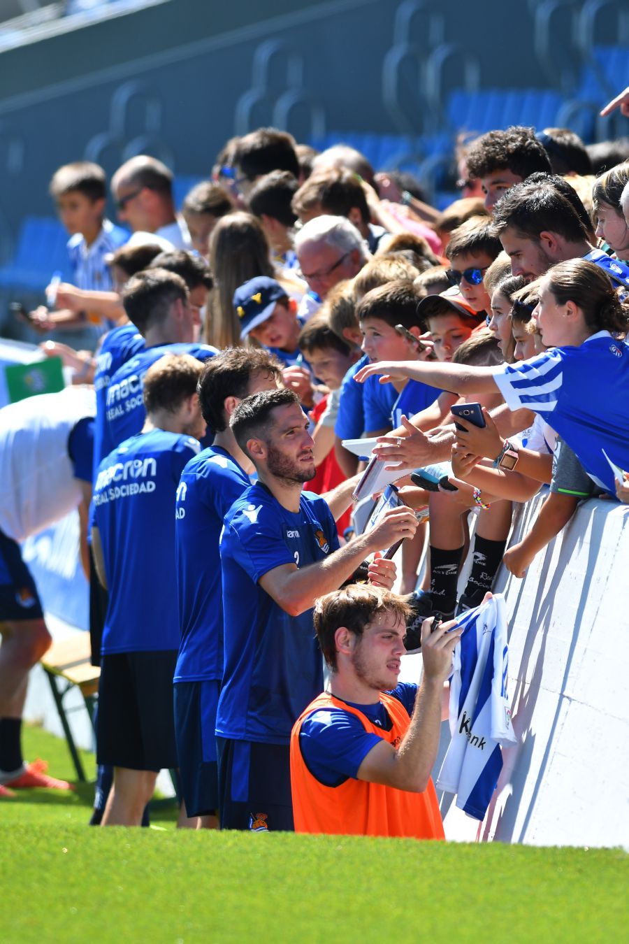 Navas y Moya se incorporan al primer entrenamiento de la semana con el que los realistas preparan el derbi contra el Eibar el viernes en Ipurua (22.00 horas). El inicio de la sesión estaba anunciado a las 10.30 horas pero no ha sido hasta las 11.45 cuando los 22 futbolistas que se entrenan a las órdenes de Asier Garitano han aparecido por la bocana de vestuarios.