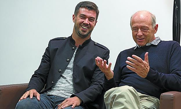 «El director debe ser un comunicador de alto nivel para convencer a la orquesta»