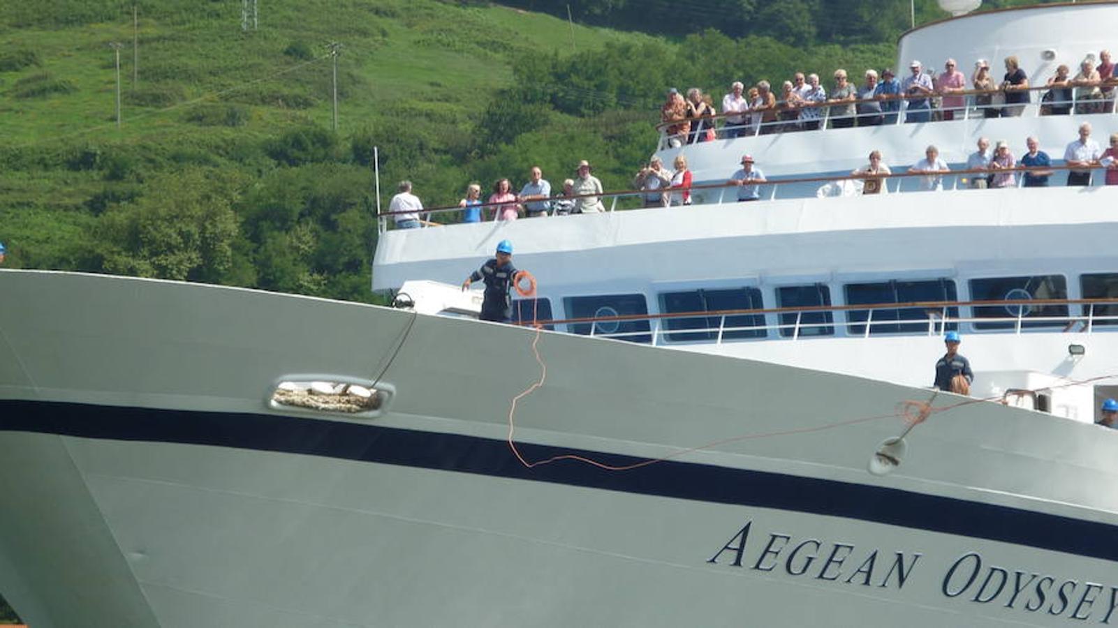 Aegean Oddyssey, de 140 metros de eslora, arriba a la localidad guipuzcoana con un buen número de turistas a bordo