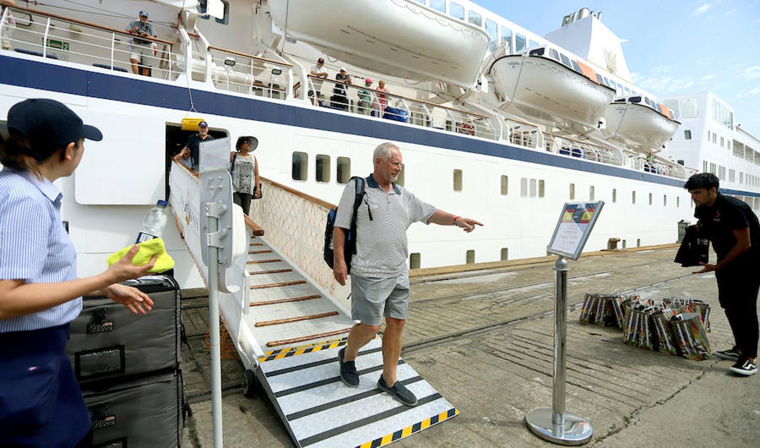 Aegean Oddyssey, de 140 metros de eslora, arriba a la localidad guipuzcoana con un buen número de turistas a bordo