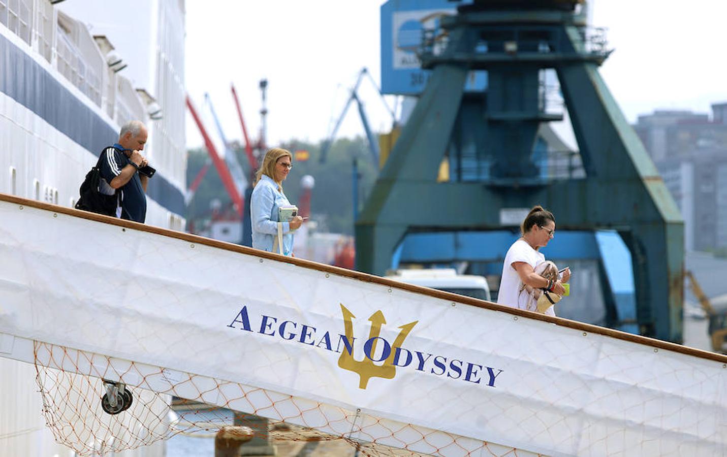 Aegean Oddyssey, de 140 metros de eslora, arriba a la localidad guipuzcoana con un buen número de turistas a bordo