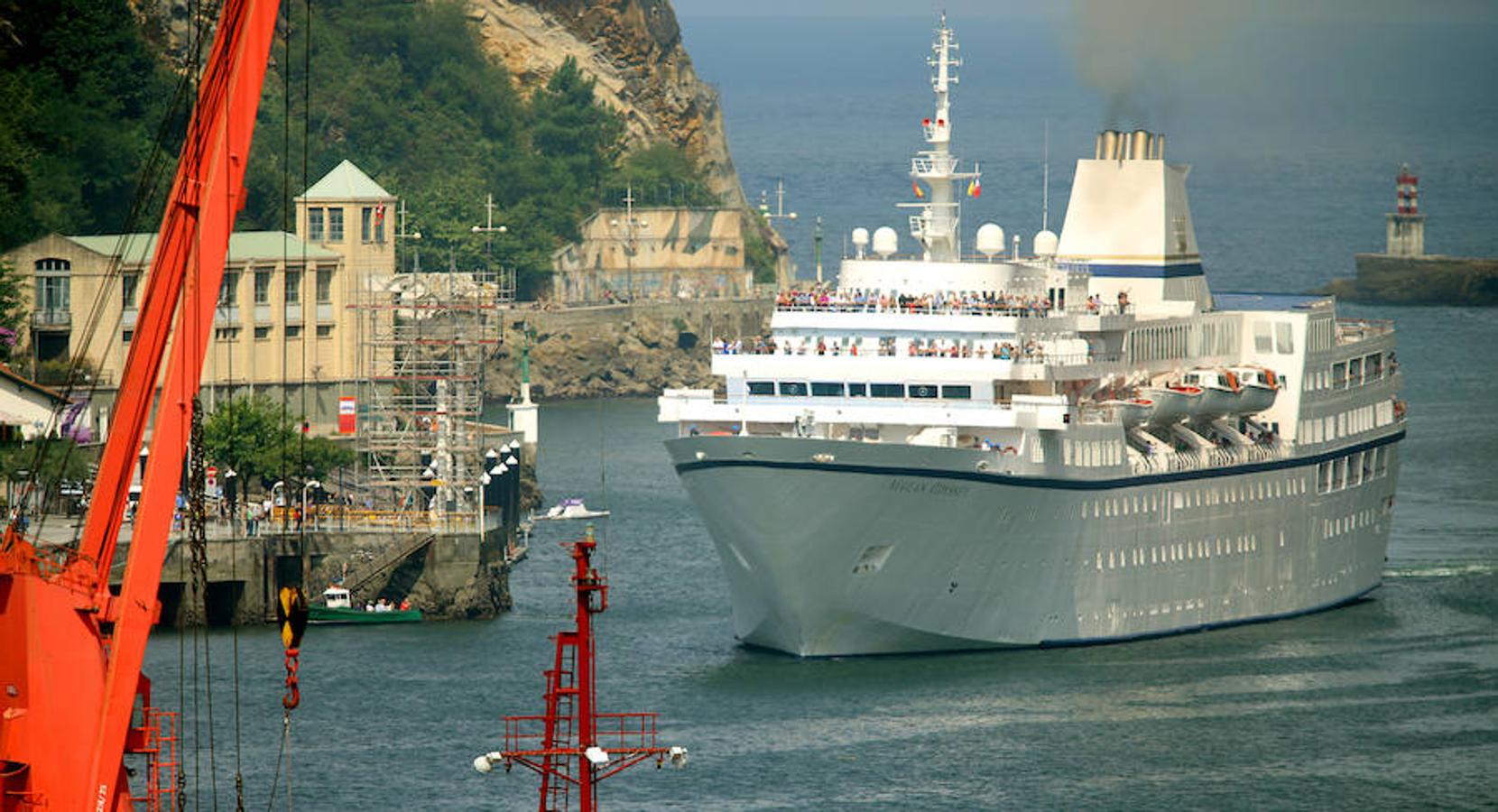 Aegean Oddyssey, de 140 metros de eslora, arriba a la localidad guipuzcoana con un buen número de turistas a bordo