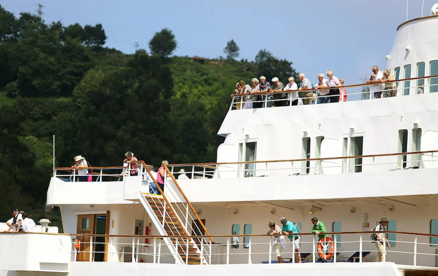 Aegean Oddyssey, de 140 metros de eslora, arriba a la localidad guipuzcoana con un buen número de turistas a bordo