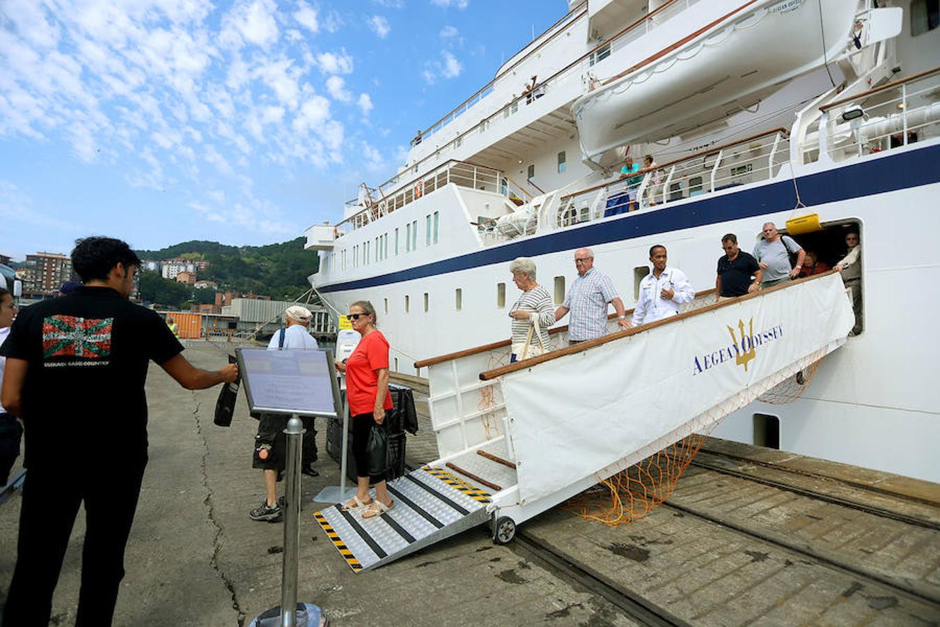 Aegean Oddyssey, de 140 metros de eslora, arriba a la localidad guipuzcoana con un buen número de turistas a bordo