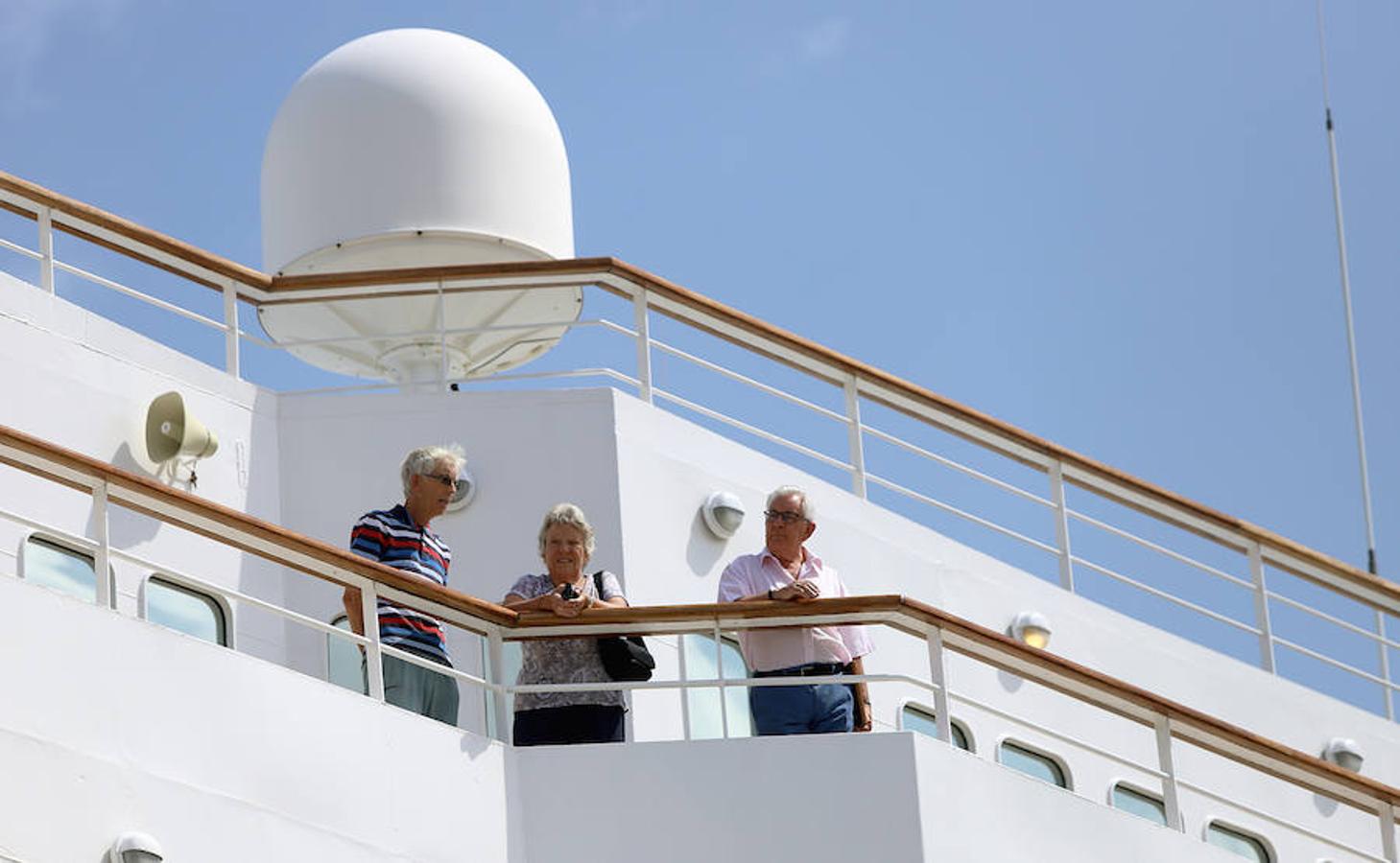 Aegean Oddyssey, de 140 metros de eslora, arriba a la localidad guipuzcoana con un buen número de turistas a bordo