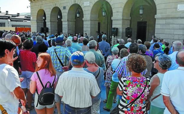 Concentración de pensionistas, ayer, en la plaza San Juan, ante el Ayuntamiento de Irun .