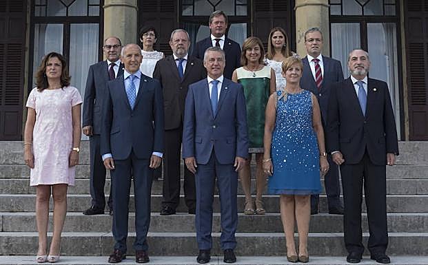 Imagen principal - El lehendakari Iñigo Urkullu se marca como retos del curso político que ha abierto en San Sebastián un nuevo estatus consensuado y completar transferencias