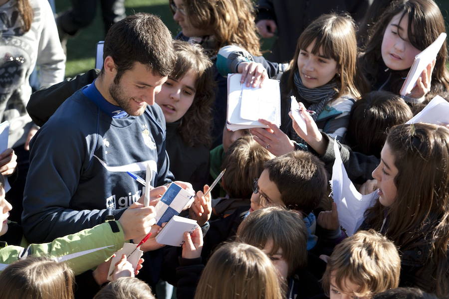 2011. Agirretxe firma autógrafos después del entrenamiento de la Real Sociedad en el campo de Ibarra, en Aretxabaleta. 
