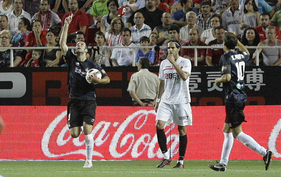 2011. Agirretxe dedica su gol a un tío fallecido recientemente en el partido de la Real Sociedad ante el Sevilla. 