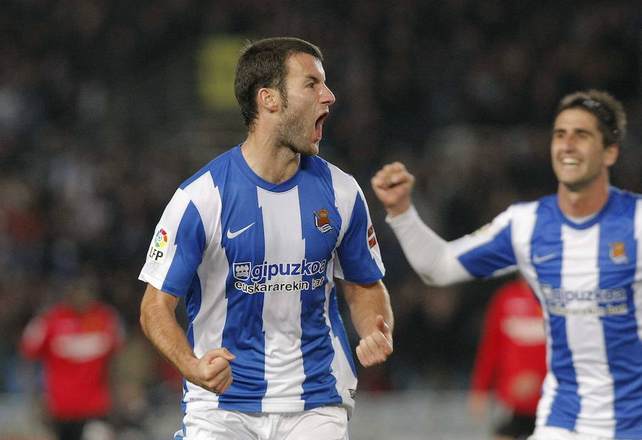 2012. Agirretxe celebra su gol persegido por Markel Bergara en el encuentro entre la Real Sociedad y el Mallorca. 