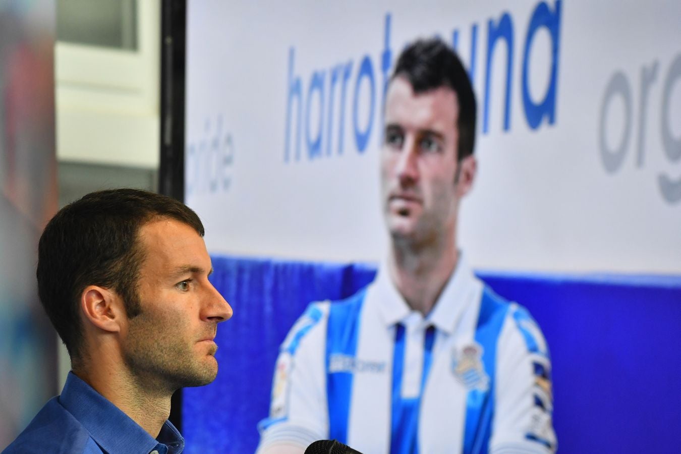 Imanol Agirretxe ha comparecido en Zubieta para despedirse de la afición txuri-urdin y de su compañeros. 