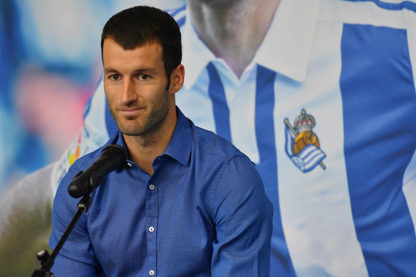 Imanol Agirretxe ha comparecido en Zubieta para despedirse de la afición txuri-urdin y de su compañeros. 