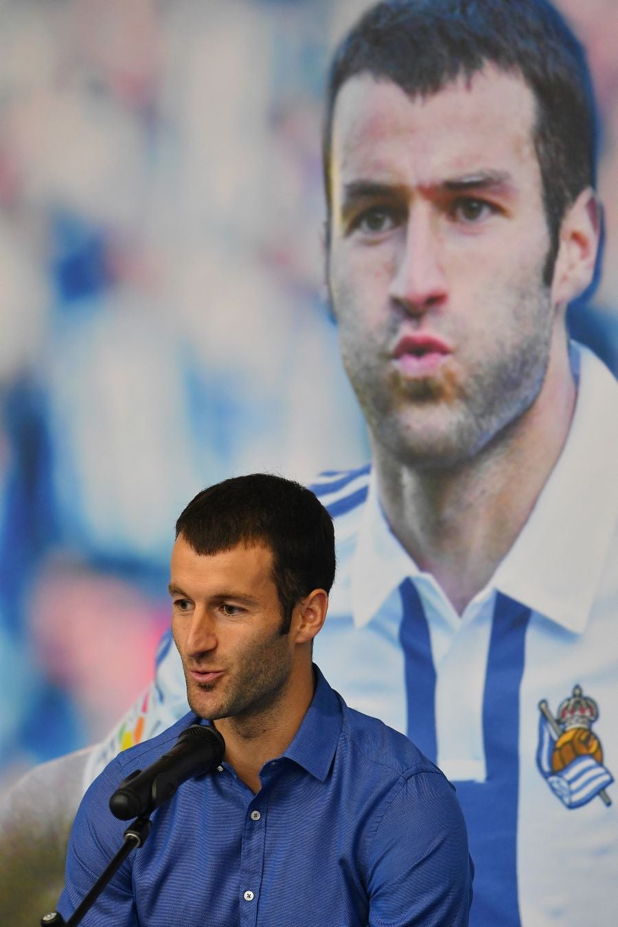 Imanol Agirretxe ha comparecido en Zubieta para despedirse de la afición txuri-urdin y de su compañeros. 